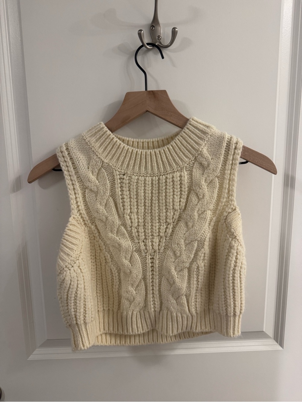 Le Lis Cream Cable-Knit Cropped Sweater Vest